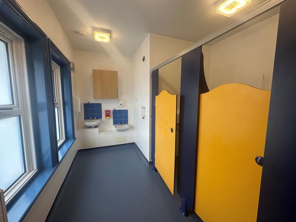 Lot: 68 - DETACHED FREEHOLD PROPERTY WITH POTENTIAL - First floor toilet